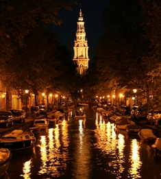 Featured is a photo of Amsterdam at night by Amsterdam photographer Herman Brinkman.